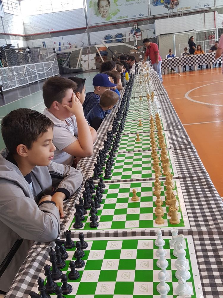 Campeonato de xadrez une crianças e adultos em Brasília - Painel