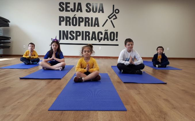 Conheça alguns benefícios do yoga para crianças