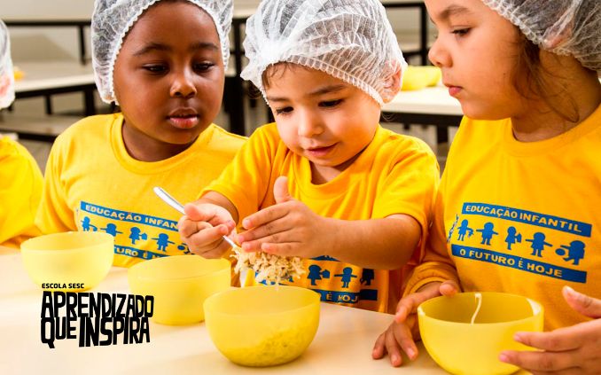Jogo de educação para crianças encontra a imagem diferente em cada linha  picolé de sorvete de alimentos