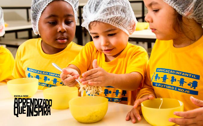 a criança faz um jogo infantil - o cozinheiro prepara a comida