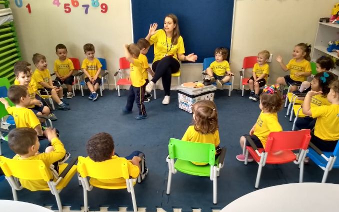 Escola de Educação Infantil - Estação da Criança: Aula de Inglês