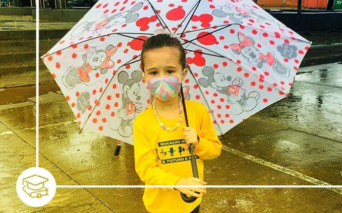 Crianças sofrem em dias de chuva para ir a escola - TopElegance